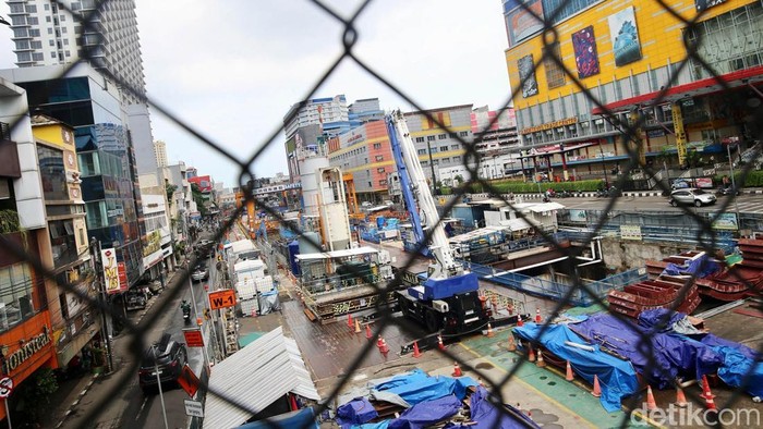 Simak progres terkini proyek MRT Jakarta Fase 2A. Mulai dari tahapan konstruksi hingga target penyelesaian.