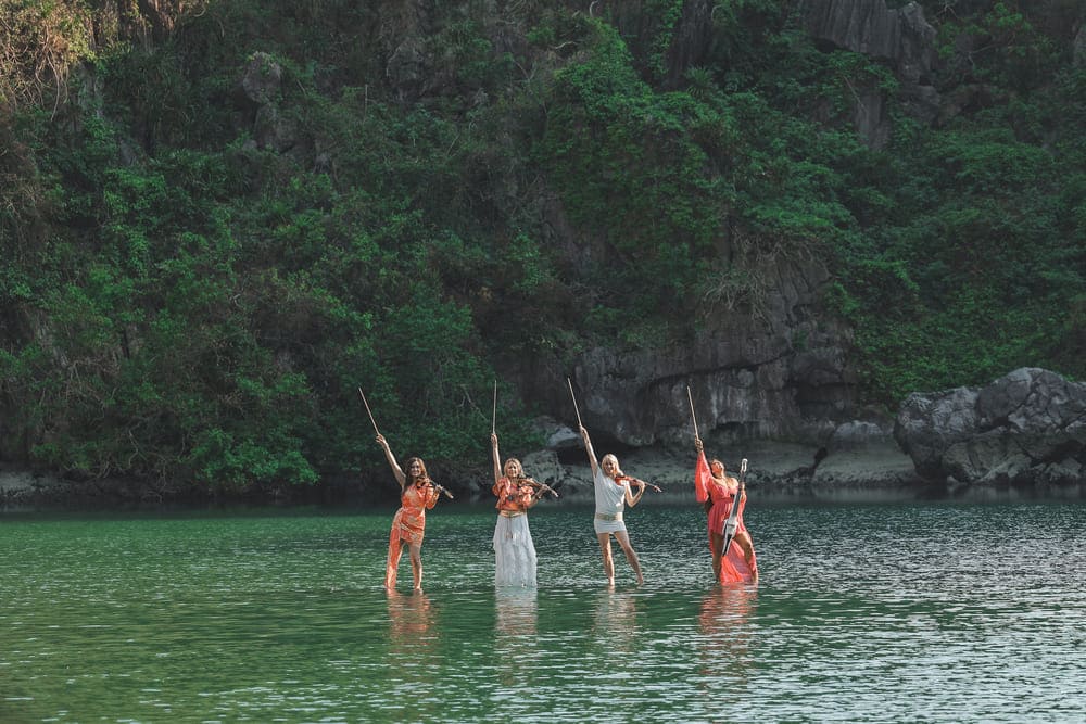 Đĩa đơn đầu tay “Victory”